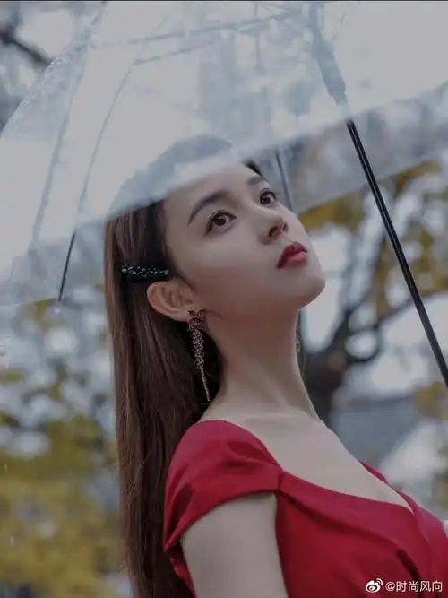 来看美女们的撑伞照