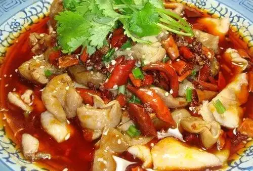 肥肠鱼是很多地方的招牌菜 成菜口味麻辣鲜香,鱼肉口感软绵鲜香