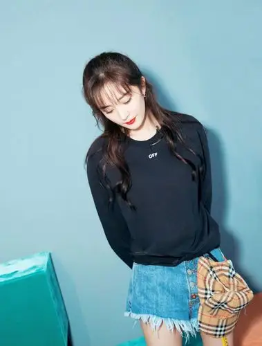 杨幂用黑色收身短款卫衣搭配牛仔短裙,尽显好身材.