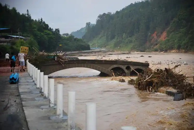 6月10日,贵州省榕江县栽麻镇,一座桥梁被洪水冲毁.新华社记者刘续摄