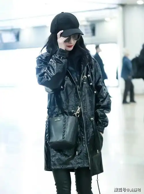 杨幂首次参加央视春晚彩排,黑羽绒服配蓝卫衣皮裤,保暖酷女孩