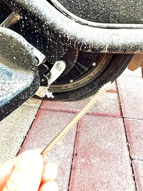 买车十天 骑行不到一周 五十公里首扎嗯……钉子不长 就是比我中指长