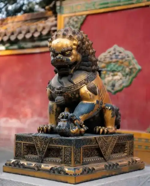 西域大月氏国把一头金毛狮子作为礼物进贡给中国的皇帝