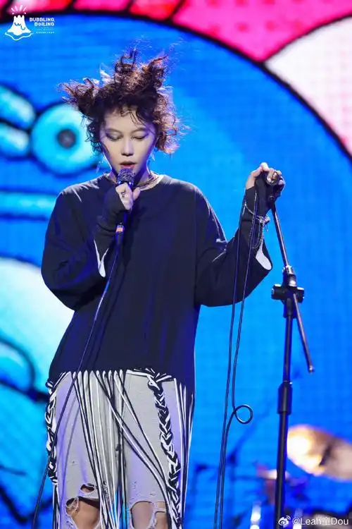 早前,窦靖童为时尚杂志拍摄大片时,还罕见留起了波浪卷长发,简直惊艳