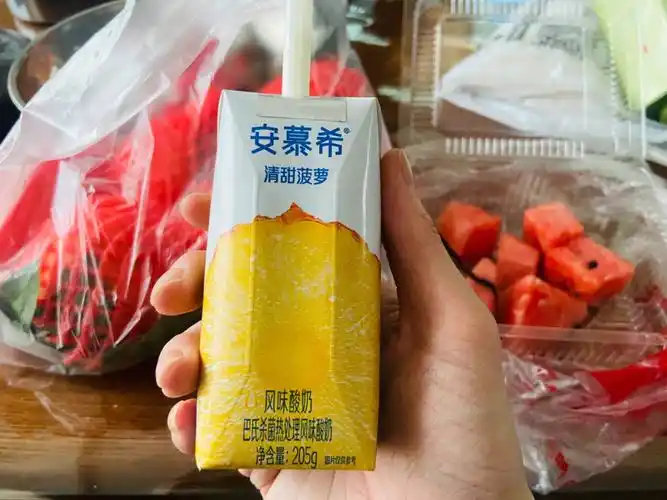 安慕希菠萝酸奶种与丹东草莓酸奶排对比