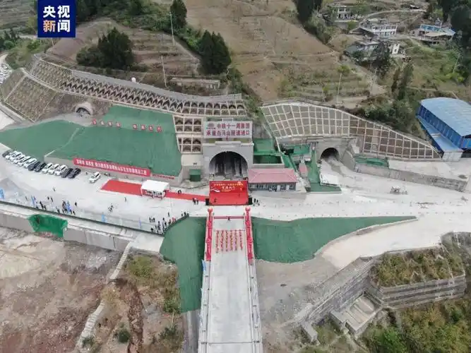 3月30日,渝湘高铁重庆至黔江段白马山隧道顺利贯通,为全线早日通车