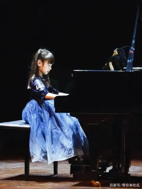 会弹钢琴,会写毛笔字.又漂亮又多才多艺.好想拥有一个这样的宝贝女儿!