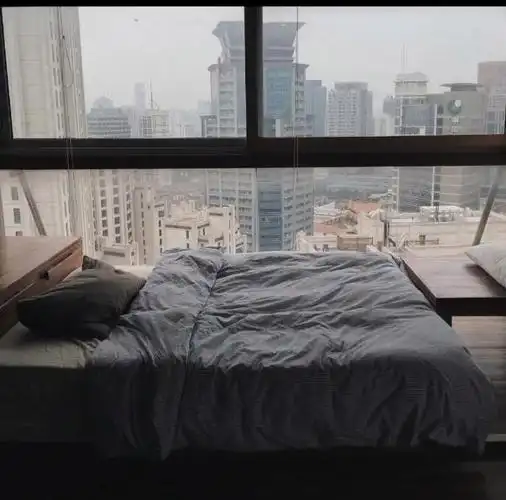 床头对着窗户好不好,床头床尾对着窗户好吗(俗语"床靠两面墙)