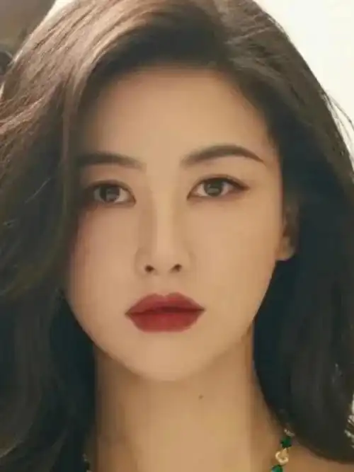 好几个朋友说我长得像朱珠