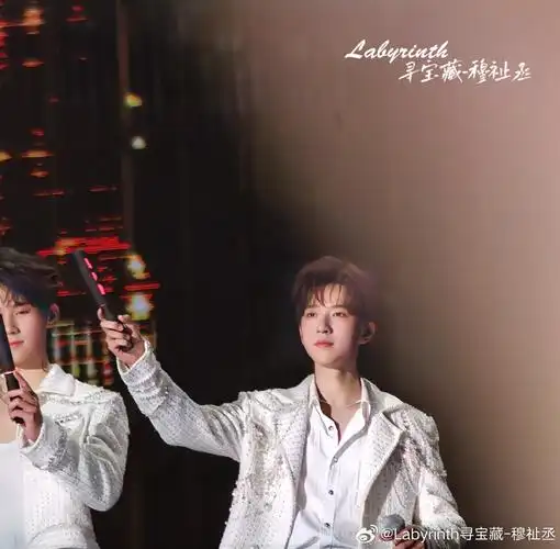 "愚人愚人照片虽迟但到"  祝大家欧皇降"霖"  @时代少年团-贺峻霖