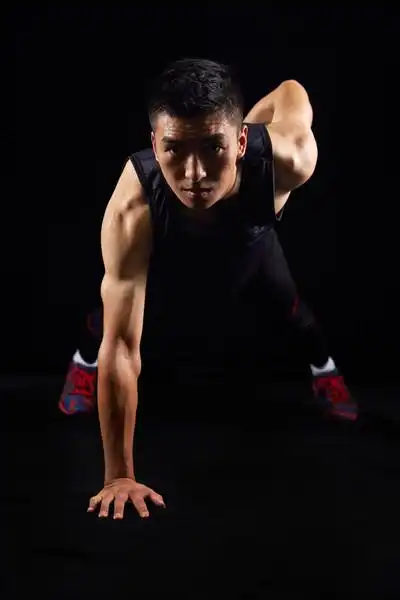 00青年男人做单手俯卧撑000有竞争力的年轻女性和她的锻炼伙伴在现代