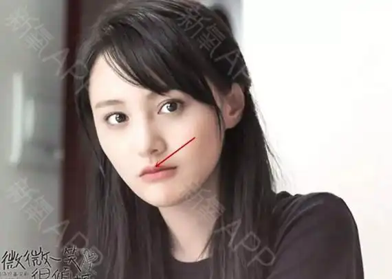 郑爽的唇珠就精致很多,中间像折纸一样有一条隆起的线,这种