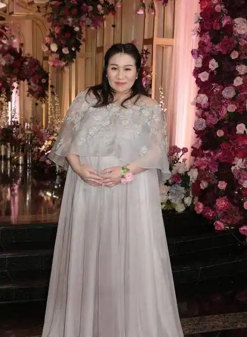 赌王女儿何超盈产后4个月瘦出尖下巴,目测瘦了30斤_身材_团队_未婚夫