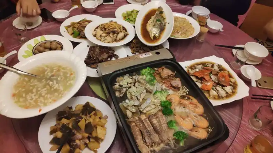 晚上的海鲜大餐,菜挺多的.岛主招待的挺不错的