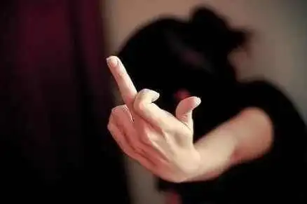 冲别人竖中指手势是什么意思?fuck you?