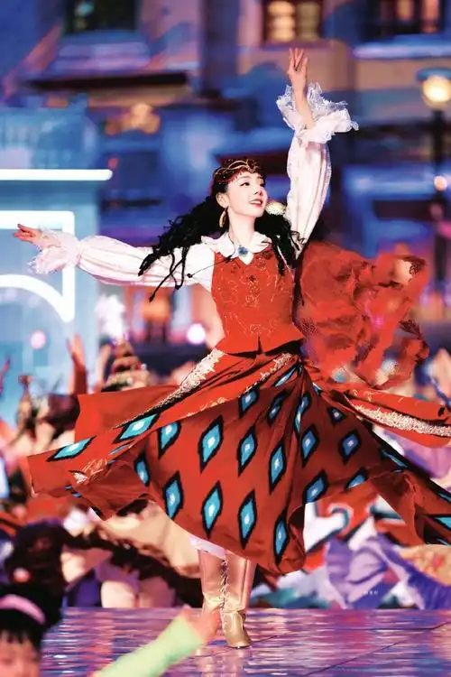 迪丽热巴抬眸##热巴跳民族舞杀伤力