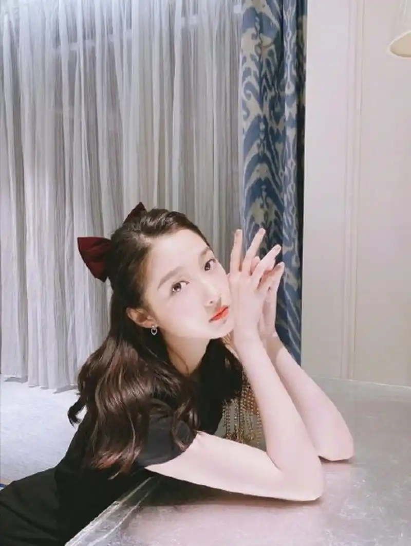 关晓彤穿黑色小短裙秀性感长腿头戴蝴蝶结不失甜美少女感