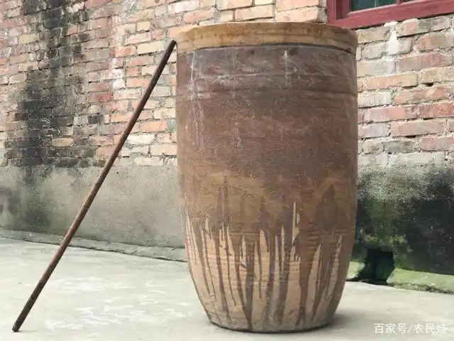 90年代以前的农村在来说,有着独有的情怀,因为水缸盛满了儿童时的记忆