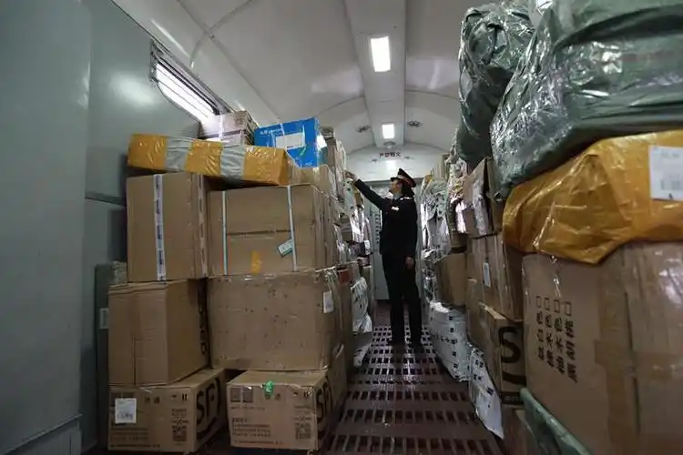 包裹装运完毕后,经过车站,列车双方检查确认行李车的大门紧紧地锁闭.