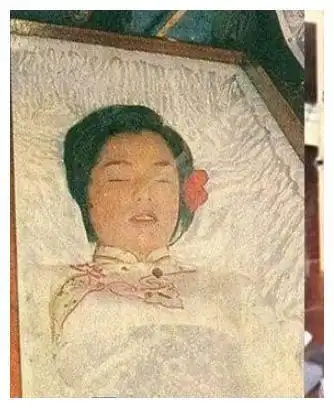 她死后尸体被包5层锡纸,日历上1句话引出端倪,葬礼由刘德华扶棺_腾讯