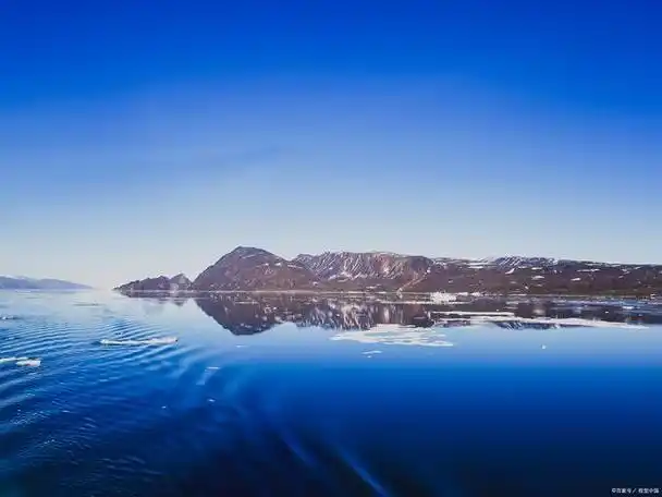 贝加尔湖,位于俄罗斯东部,距离任何海洋都有着遥远的距离.