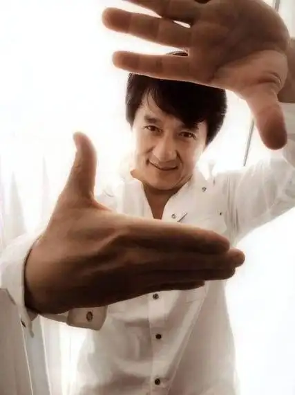 大家为什么都称成龙为哥?称周星驰为爷呢?