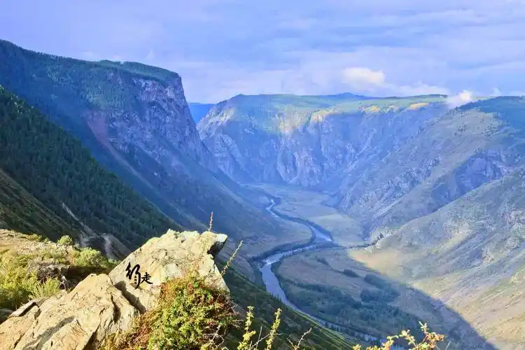 西面被拉伸,东面被挤压,才有了东西两大盆地差别较大的地貌