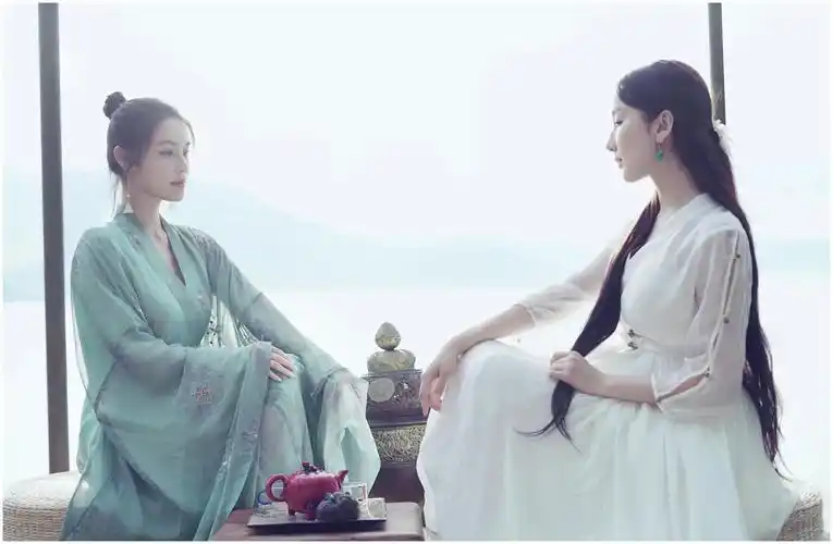 娄艺潇韩丹桐古风造型旅拍曝光,cp感十足的神仙闺蜜情