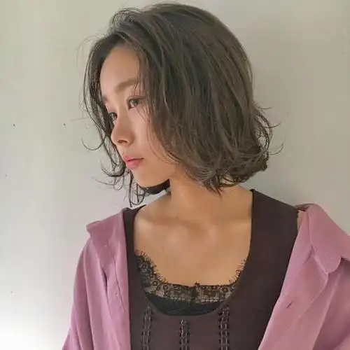 夏季短发流行烫外翻发型让女生短发优雅有型