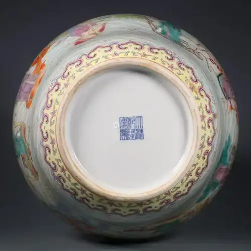 清乾隆 粉彩八仙过海兽耳赏瓶