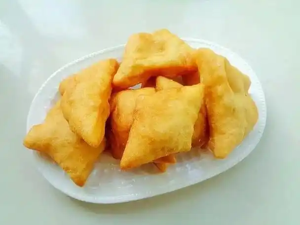 包尔萨克是一种哈萨克族的特色美食,它是一种面食,通常由牛,羊或骆驼