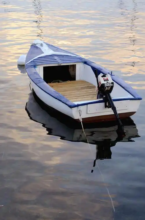 小船,一艘木船上深蓝色的大海,在暑假期间