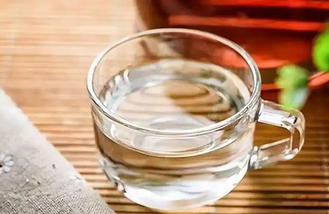 生活中有很多人都喜欢早晨起来喝一杯白开水,喝白开水的好处非常多.