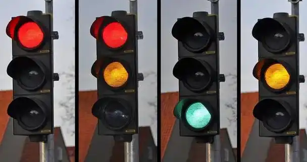 交通信号灯的奥秘:为什么绿色是通行的颜色?