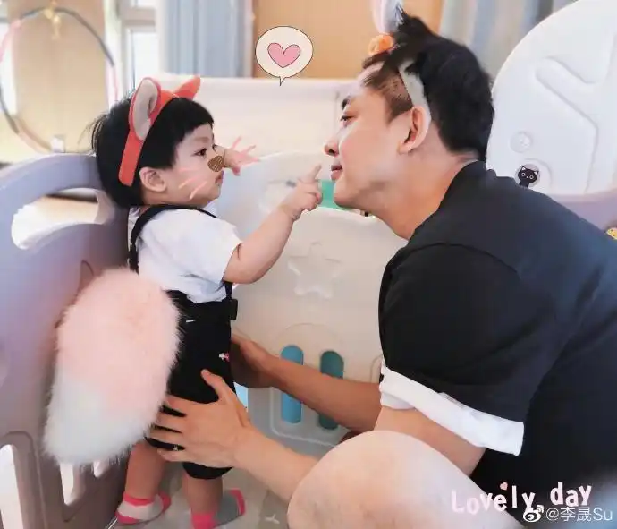 李佳航李晟为女儿庆祝周岁生日 宝宝小脸白嫩软萌可爱