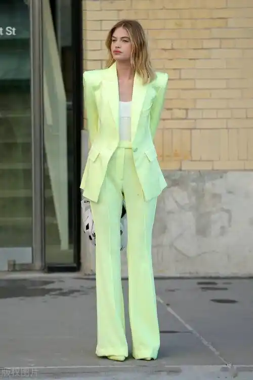 2022年3月14日,纽约,模特伊丽莎白·莱尔街拍.