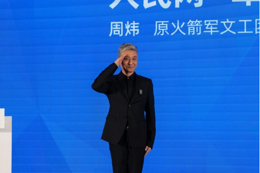 由周炜担任艺术顾问,他18岁穿上军装,服务官兵26年,是原火箭军文工团