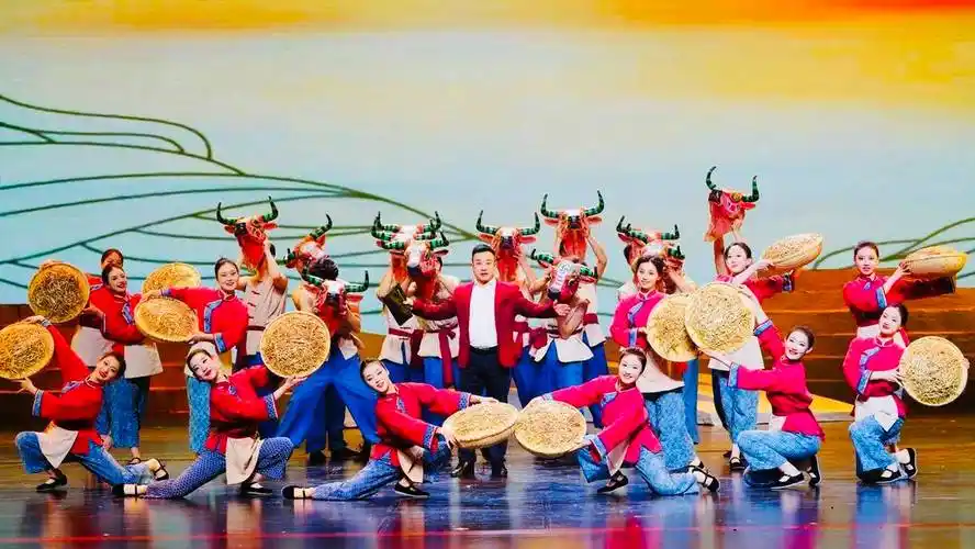 一堂生动的红色党课莆田千名党员观看歌舞剧杨岭村的故事