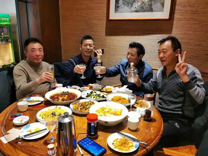 四人 中,马我润,文 瑞与东升退伍后 已36年未见,我 则是重逢了.