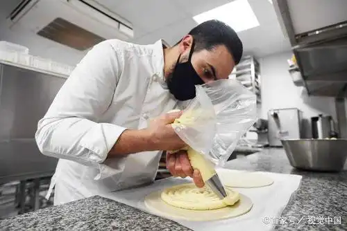 法国巴黎:最古老面包店制作传统主显节蛋糕