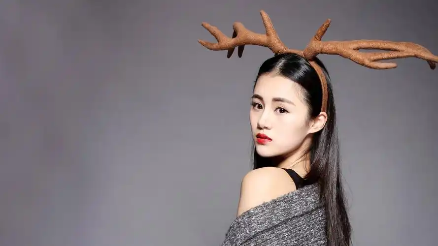 安悦溪可爱鹿角装扮头饰明星风尚壁纸1