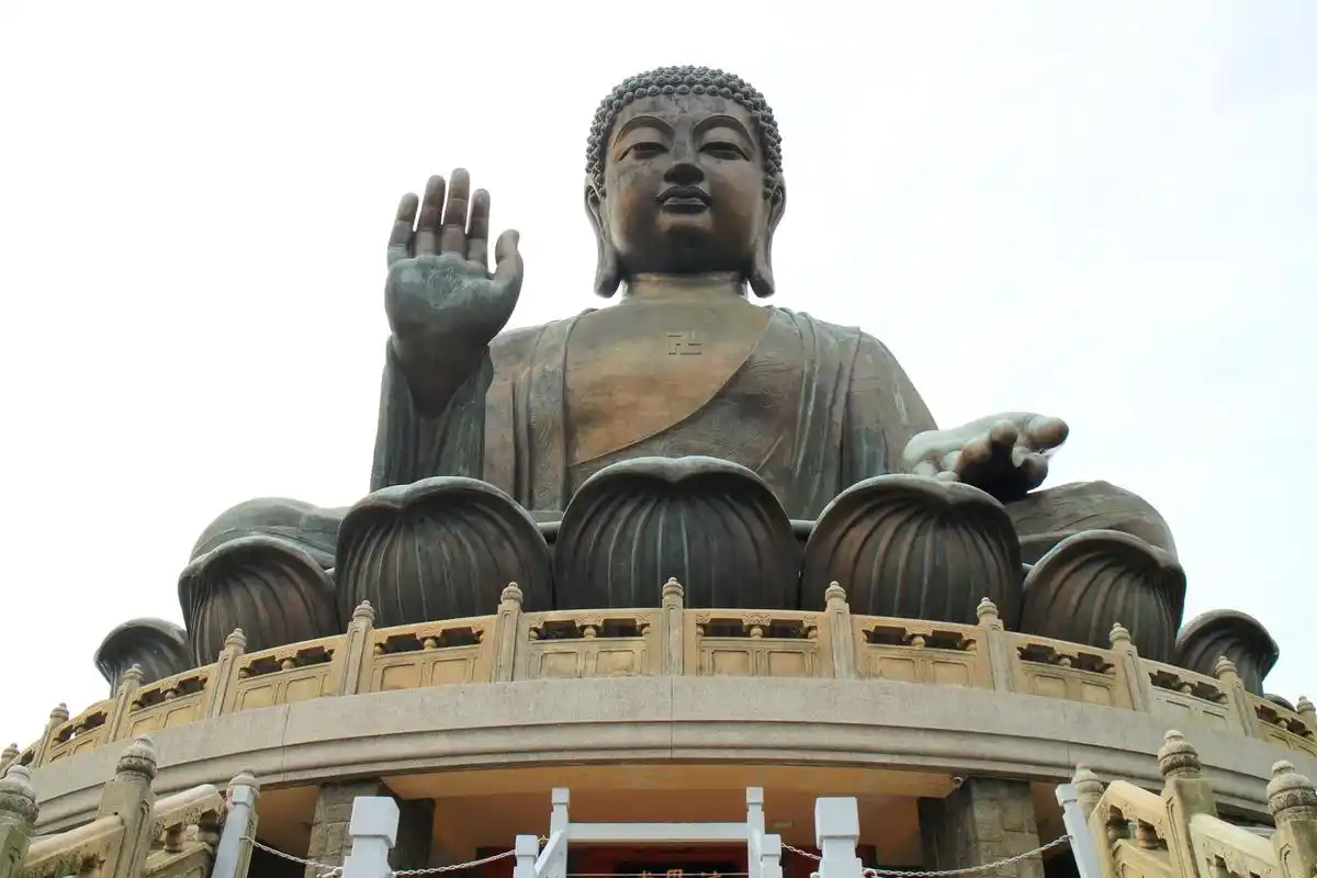 锡山大佛,位于江苏省无锡市锡山区的灵山上,是一尊高达88米的青铜佛像