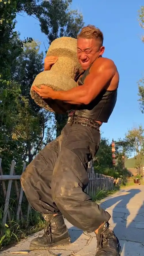 肌肉男挑战300斤大石墩,这力量太大了