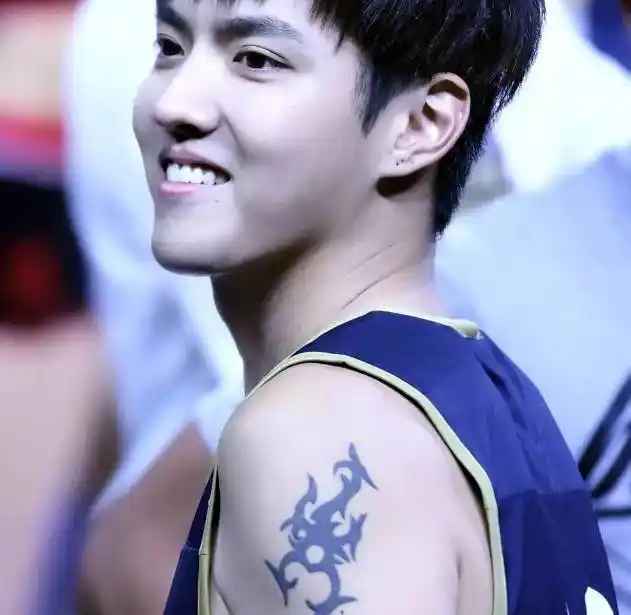 陈伟霆的纹身也蛮多的,手指上这个w就特别有感觉