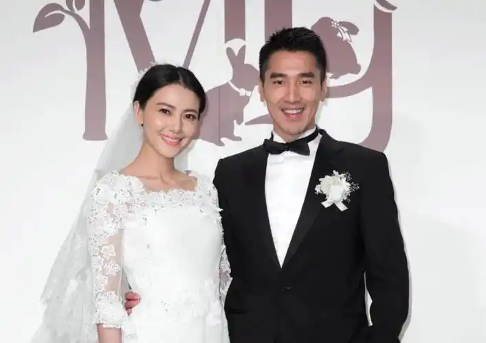 结婚8年,43岁高圆圆当街热吻被拍!