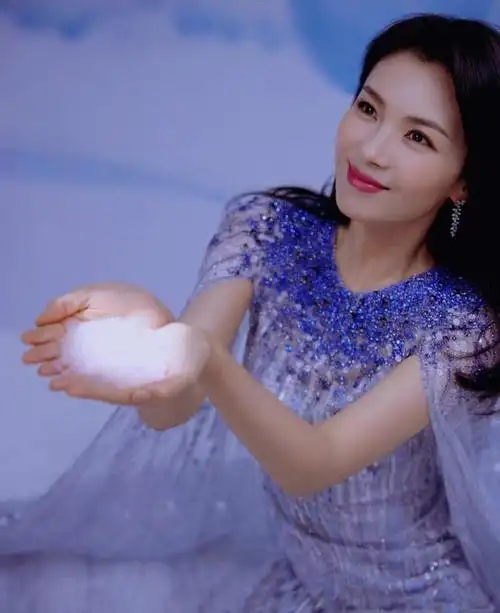 02刘涛的春晚造型瞬间点燃了福建人民的热情,舞台上的她以古装形象