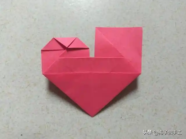 正方形的纸怎么折爱心,如何用正方形纸折爱心(一张纸就能折出漂亮的双