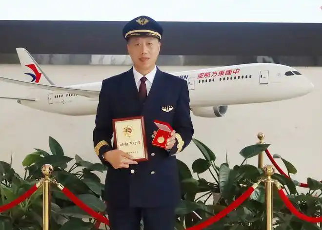 总飞行里程相当环球飞行550圈东航机长获飞行最高荣誉奖