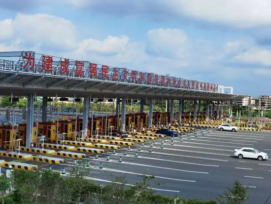 首页 广东 > 正文5月6日,全省高速公路904个收费站,近8000条收费车道