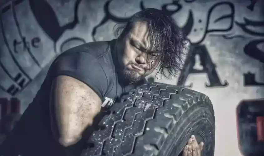 中国卧推之王娇妻美艳像女儿巨石强森臂围小他一圈站他旁边竟像小老弟